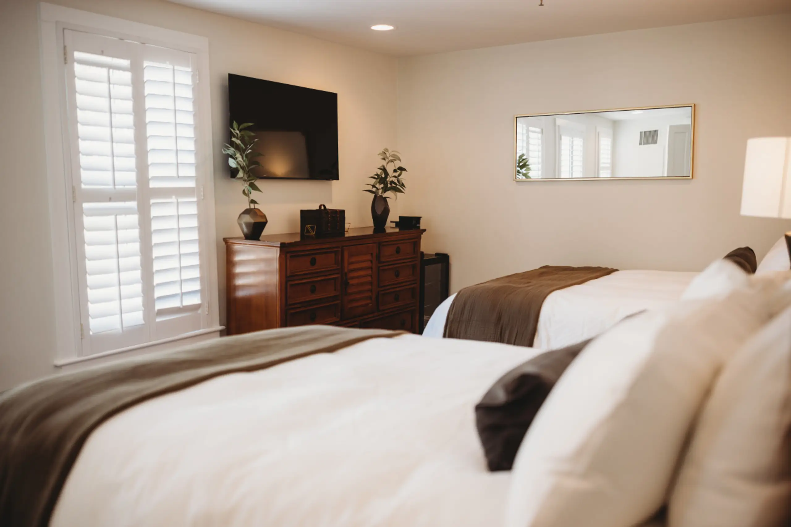 Rm. 11 | Standard Guest Room 2 Queens
